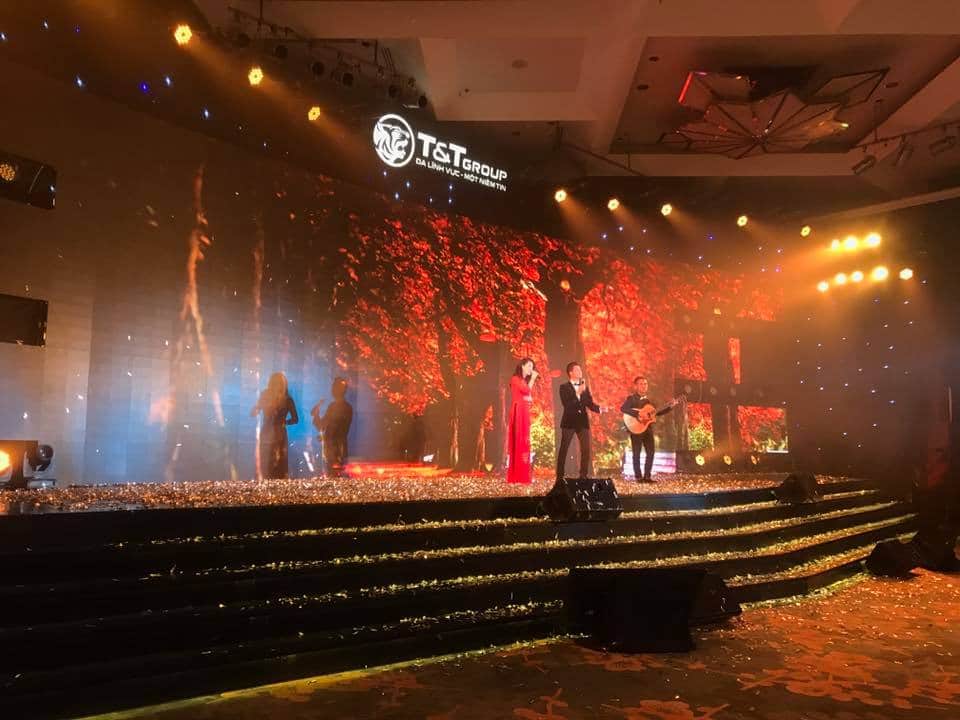 Sân khấu lộng lẫy kết hợp âm thanh ánh sáng