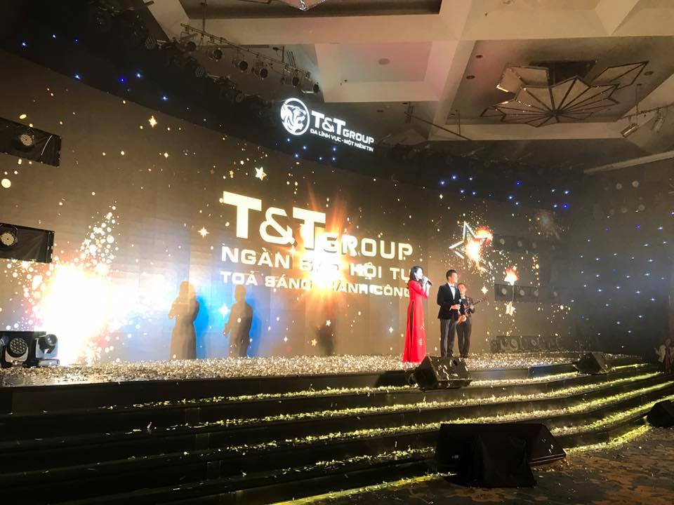 Ca sĩ chuyên nghiệp biểu diễn tại đêm nhạc T&T Group